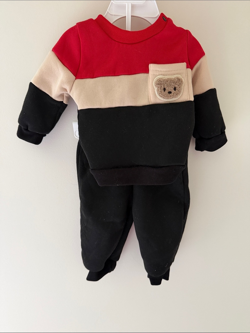 Kids Colorblock Bear Pocket Sweatshirt & Joggers Set - Red/Beige/Black